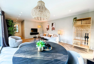 Moderne og lys stue i Eco Lodge ved Uniq Leisure i Holland med stilfuld indretning og naturlige elementer.