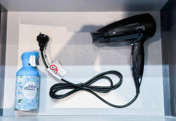 Un secador de pelo y un ambientador están juntos en un cajón de Eco Lodge en Uniq Leisure, Países Bajos.