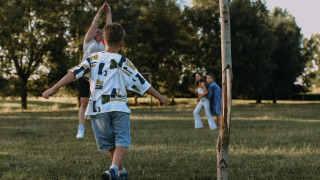 Des enfants jouent au football sur une pelouse à Feather Down Landgoed ter Wijnendale en Belgique.