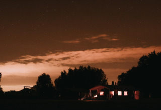 Abendaufnahme vom Feather Down Landgoed ter Wijnendale Ferienpark in Westflandern, Belgien mit Sternenhimmel.