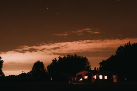 Avondzicht op Feather Down Landgoed ter Wijnendale vakantiepark in West-Vlaanderen, België met sterrenhemel.
