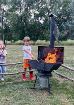 Deux enfants font griller des guimauves sur un feu au Feather Down Landgoed ter Wijnendale en Belgique.
