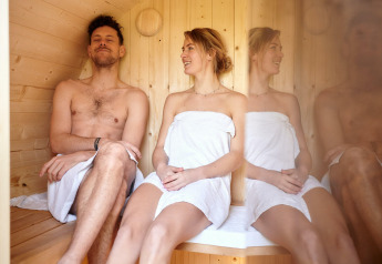 Una pareja se relaja en la Sand Lodge Sauna del Holiday Park De IJsvogel en los Países Bajos.