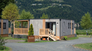 Moderne Enzian Hottub lodge bij de Ossiacher See in Oostenrijk, omgeven door natuur en bergen.