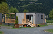 Lodge moderno Enzian Hottub en Ossiacher See, Austria, con vistas a la montaña y entorno natural.