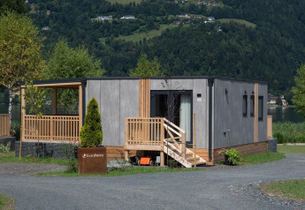 Moderne Enzian Hottub Lodge am Ossiacher See in Österreich mit Bergblick und grüner Umgebung.