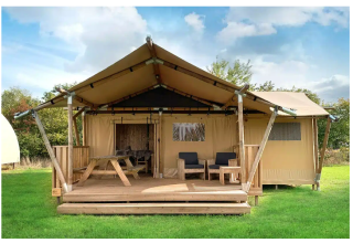 Lujosa Safari Lodge en Buitencentrum Hessenheem, Países Bajos, vista exterior con terraza y muebles de jardín.