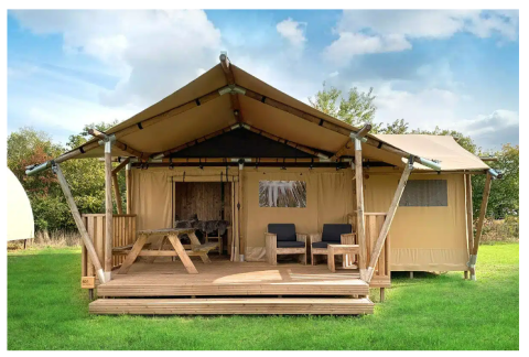 Lujosa Safari Lodge en Buitencentrum Hessenheem, Países Bajos, vista exterior con terraza y muebles de jardín.