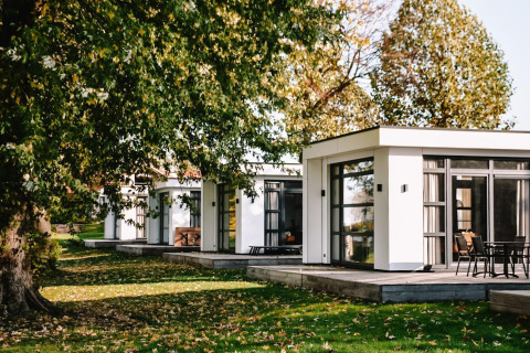 Villa Maritiem lodge in MarinaPark Bad Nederrijn, Nederland, met veel licht en groene omgeving.