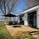 Zonnig terras bij Villa Maritiem in MarinaPark Bad Nederrijn, Nederland, met tuinset en parasol.