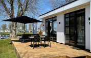 Terrasse ensoleillée de la Villa Maritiem au MarinaPark Bad Nederrijn, Pays-Bas, avec salon de jardin.