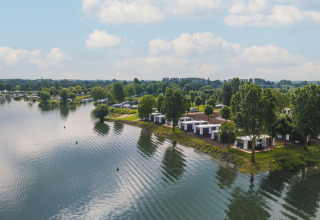 Vista aérea de los alojamientos Villa Maritiem en MarinaPark Bad Nederrijn, junto al agua y la naturaleza en los Países Bajos.