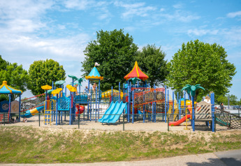 Parque infantil colorido con toboganes y estructuras para escalar en Villa Maritiem, MarinaPark Bad Nederrijn, Países Bajos.