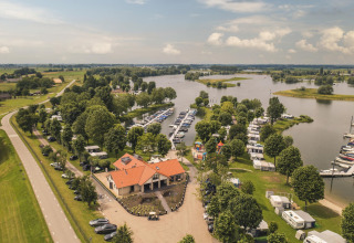 Vista aérea de Villa Maritiem en MarinaPark Bad Nederrijn, Países Bajos, con agua, barcos y casas rodantes.