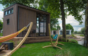 Udendørs scene med hængekøjer og et Tiny River House ved MarinaPark Bad Nederrijn i Holland.