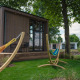 Vista all'aperto con amache e una Tiny River House al MarinaPark Bad Nederrijn nei Paesi Bassi.