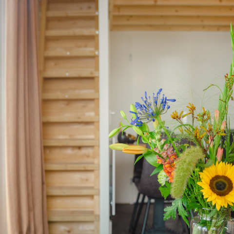 Boeket met zonnebloem in de Tiny River House in MarinaPark Bad Nederrijn, Nederland.