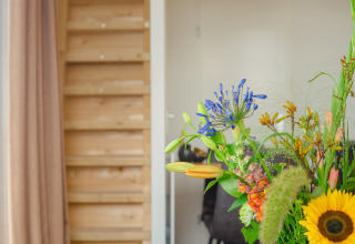 Blomsterbuket med solsikke i et tiny house ved MarinaPark Bad Nederrijn, Nederlandene.