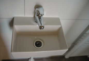 Piccolo lavandino con rubinetto nel bagno del Tiny River House al MarinaPark Bad Nederrijn, Paesi Bassi.