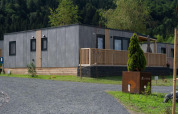 Alojamiento moderno en Wulfenia Waterfront en el lago Ossiacher See, Austria, rodeado de naturaleza y bosque.