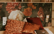 Interior de un loft de lujo en Camping Si-Es-An, Países Bajos, con fondo floral y cojines decorativos.