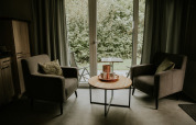 Zwei Sessel und ein runder Tisch in einem Luxus-Tiny House im Camping Si-Es-An, Niederlande.