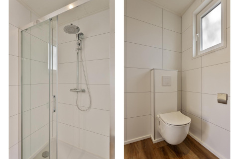 Baño moderno con ducha y váter suspendido en Module Wood, Bospark Ede, Países Bajos.
