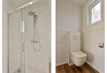 Modernes Bad mit Duschkabine und wandhängendem WC in Module Wood im Bospark Ede, Niederlande.