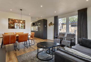 Modernes Wohnzimmer und Essbereich in einer Module Wood Lodge im Bospark Ede, Niederlande, stilvolles Design.