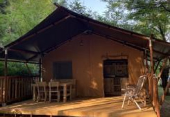 Tenda safari con servizi igienici al Camping Monti del Sole in Italia, circondata dalla natura.