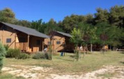 Safari telte med sanitære faciliteter på Camping Monti del Sole i Italien omgivet af grønne træer.