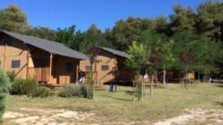 Safari telte med sanitære faciliteter på Camping Monti del Sole i Italien omgivet af grønne træer.