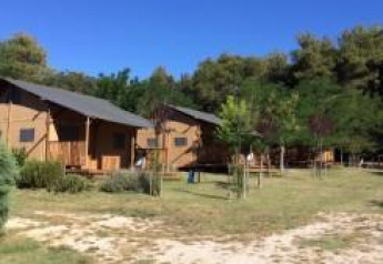 Tende safari con servizi igienici privati al Camping Monti del Sole in Italia, immerse nel verde.
