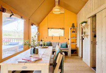 Intérieur de la tente safari Ranger Lodge au parc de loisirs Den Blanken, Pays-Bas, ambiance chaleureuse en bois.