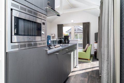 Cocina y sala de estar modernas en Meine Luxe lodge en Tusken de Marren, Países Bajos, interiores luminosos.