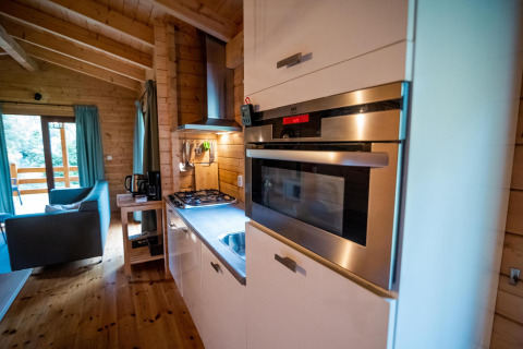 Cocina moderna y sala de estar en la Wellness Lodge de Buitencentrum Hessenheem, Países Bajos.
