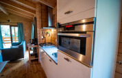 Cocina moderna y sala de estar en la Wellness Lodge de Buitencentrum Hessenheem, Países Bajos.