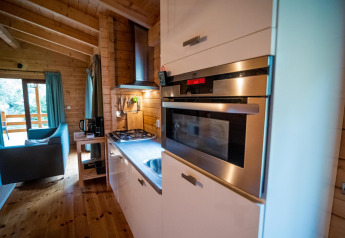 Moderne køkkenfaciliteter og stue i Wellness Lodge ved Buitencentrum Hessenheem, Holland.