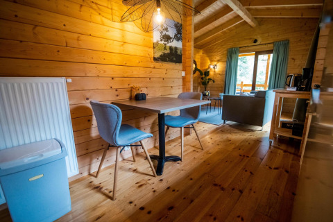 Interieur van de Wellness Lodge bij Buitencentrum Hessenheem in Nederland, met hout en gezellige inrichting.