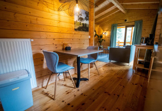 Interieur van de Wellness Lodge bij Buitencentrum Hessenheem in Nederland, met hout en gezellige inrichting.