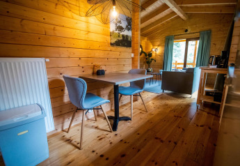 Interiør af Wellness Lodge ved Buitencentrum Hessenheem i Holland med trævægge og hyggelig stemning.