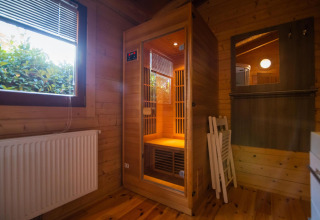Moderne sauna in Wellness Lodge bij Buitencentrum Hessenheem in Nederland met houten interieur en licht.
