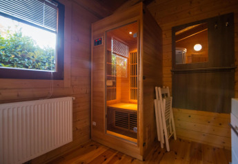 Moderne sauna in Wellness Lodge bij Buitencentrum Hessenheem in Nederland met houten interieur en licht.