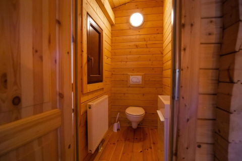 Bagno rivestito in legno con wc sospeso alla Wellness Lodge di Buitencentrum Hessenheem, Paesi Bassi.