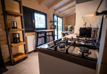 Modern kitchen interior with gas stove at Wellness Lodge in Buitencentrum Hessenheem, Netherlands.