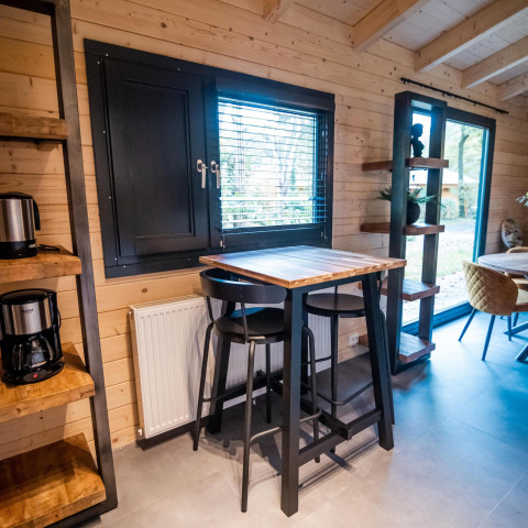 Vista interior del wellness lodge en Buitencentrum Hessenheem, decoración moderna de madera en Países Bajos.