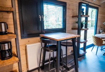 Vista interna del wellness lodge al Buitencentrum Hessenheem, arredamento moderno in legno nei Paesi Bassi.