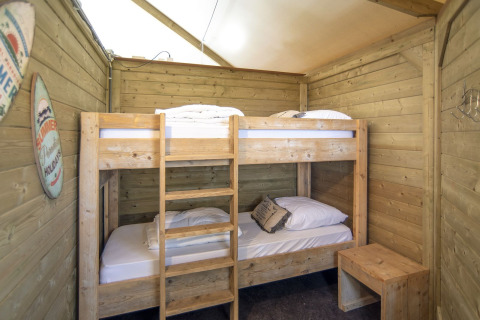 Chambre en bois avec lits superposés au Dune house de Marina Parcs Almere, Pays-Bas, ambiance chaleureuse.