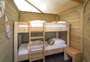 Stanza in legno con letto a castello al Dune house di Marina Parcs Almere, Paesi Bassi, ideale per rilassarsi.