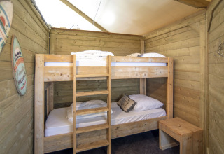 Houten kamer met stapelbed in Dune house bij Marina Parcs Almere, Nederland, gezellig en rustgevend.